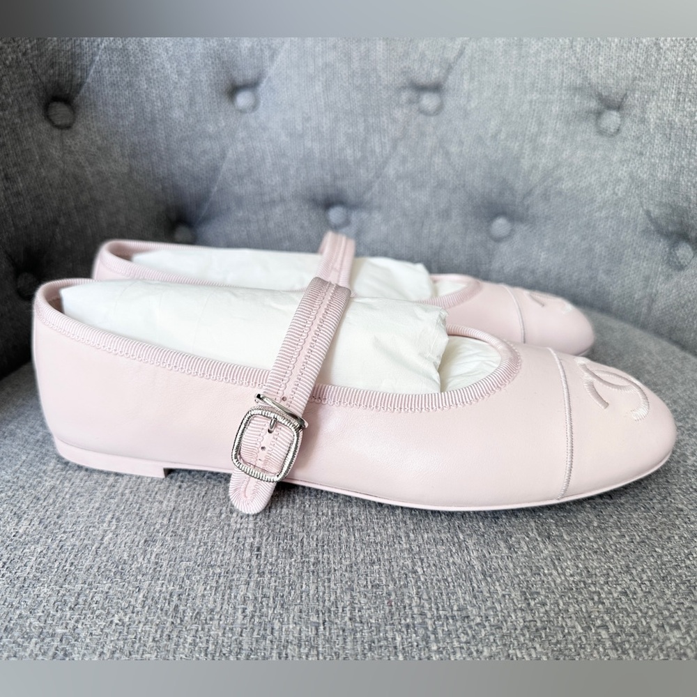 NEW CHANEL CC LOGO LIGHT PINK LEATHER MARYJANE BALLET FLATS SILVER BUCKLE 39 - Picture 2 of 16